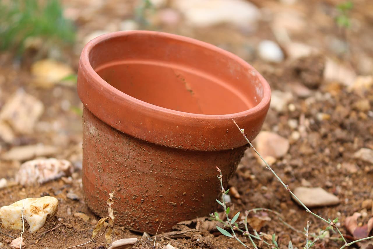 Terracotta Planter – 14 in, Natural