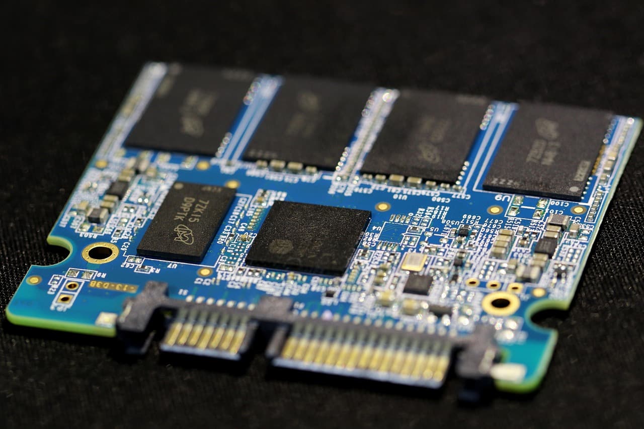 NVMe SSD – 256 GB, PCIe Gen4